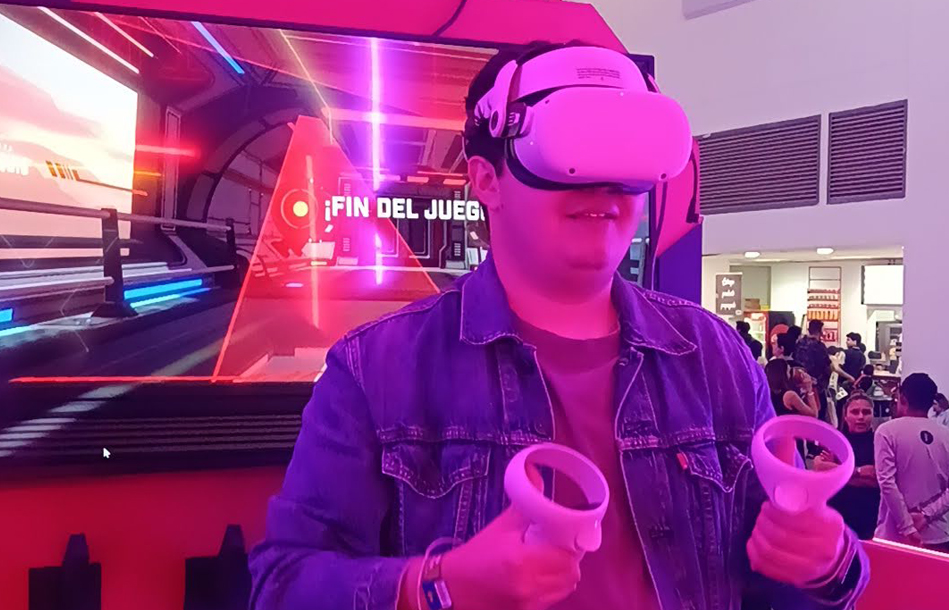 Fotografía de la nave MIXX Universe de Dos Equis en CCXP 2024 del juego en Realidad Virtual