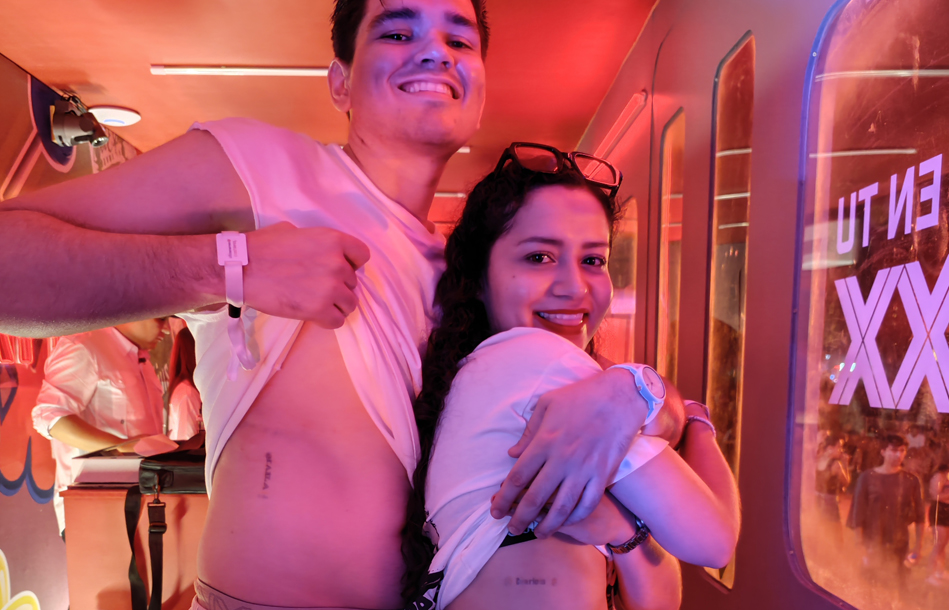 Fotografía de usuarios con sus tatuajes temporales personalizados en Dale MIXX 2024 de Dos Equis