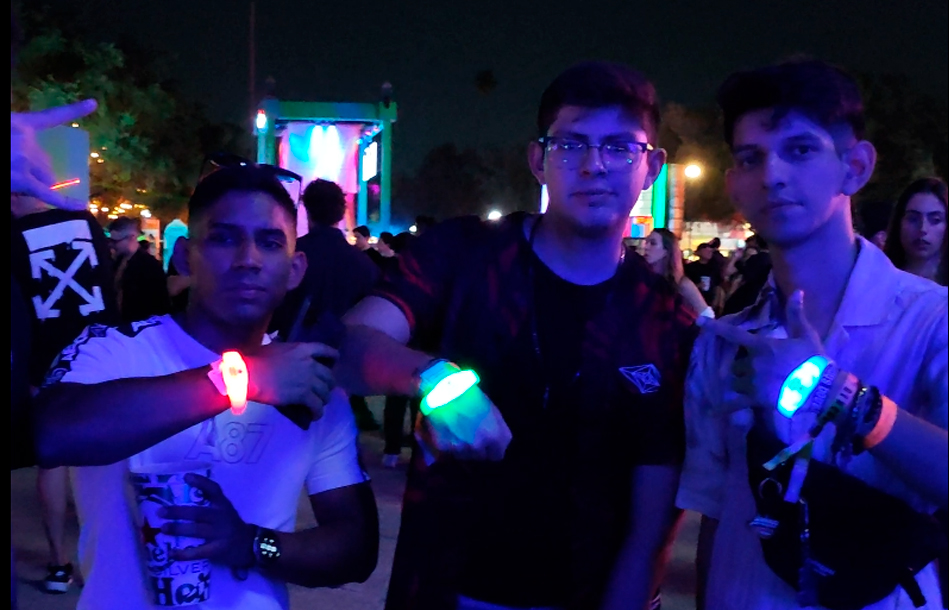 Fotografía Nocturna de jovenes con las pulseras RGB del Festival Live Out