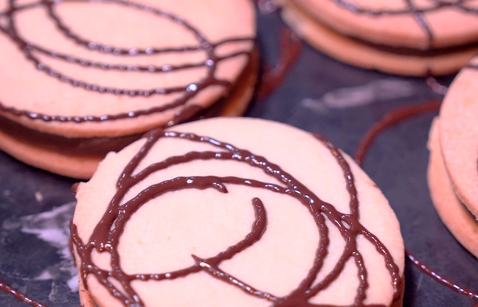 Fotografía de postres galletas con relleno de chocolate 